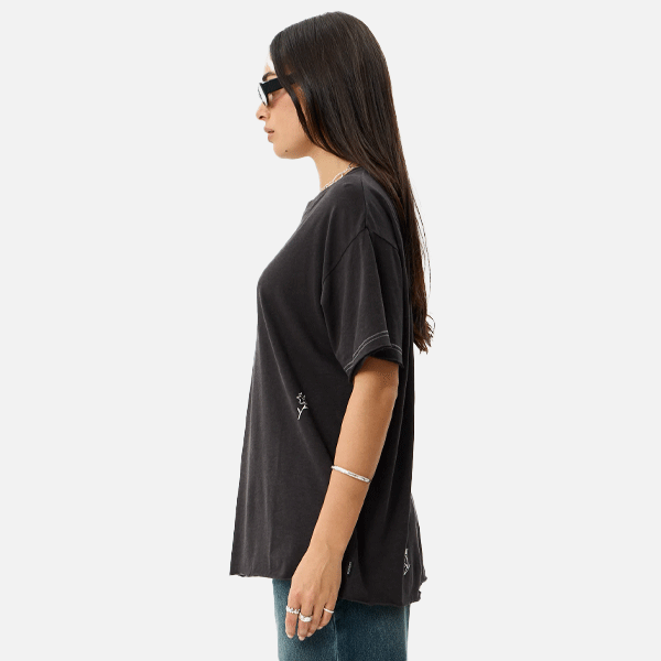 a women wearing a black t-shirt with sun glasses 