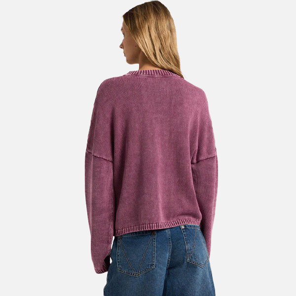 a women wearing a pink sweeter 